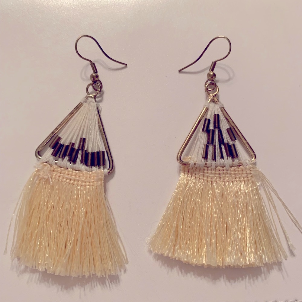 Pastel yellow tassel hand beaded dangle earring - Picture 2 of 4